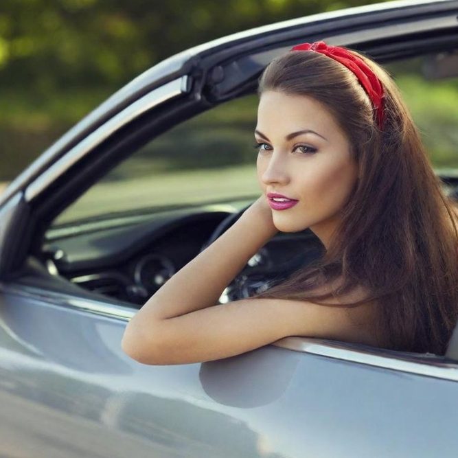 Junge Frau mit rotem Haarband im Cabrio – persönliches Versicherungsangebot bei autoversicherungsmakler.com Individualität erhalten Kunden mit persönlichem Versicherungsangebot bei Autoversicherungsmakler.com