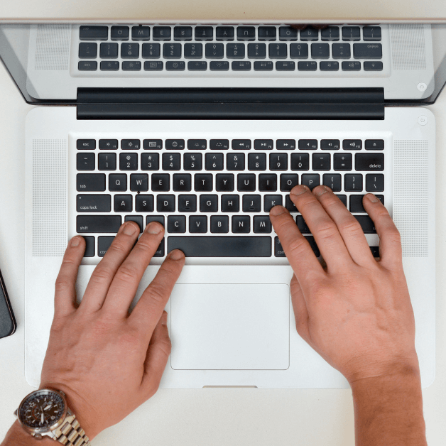 Hände tippen Vertragsabschluss auf Laptop – autoversicherungsmakler.com Vertragsabschluss von autoversicherungsmakler.com – ideal für eine schnelle und komfortable Abwicklung von Kfz-Versicherungen.