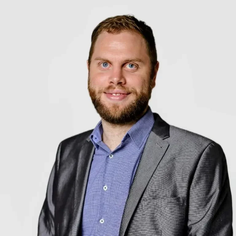 Benjamin Marcel Farmer – Inhaber von Autoversicherungsmakler.com Benjamin Marcel Farmer ist der Gründer und Inhaber von autoversicherungsmakler.com, Plattform für maßgeschneiderte Autoversicherungen