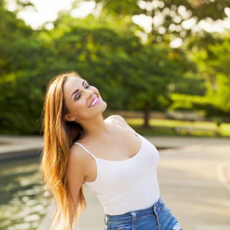 Junge Frau lächelt entspannt – Fahranfängerberatung bei autoversicherungsmakler.com Autoversicherungsmakler.com unterstützt Fahranfänger bei einem sicheren und günstigen Einstieg in die Kfz-Versicherung – auch ohne SF-Klasse